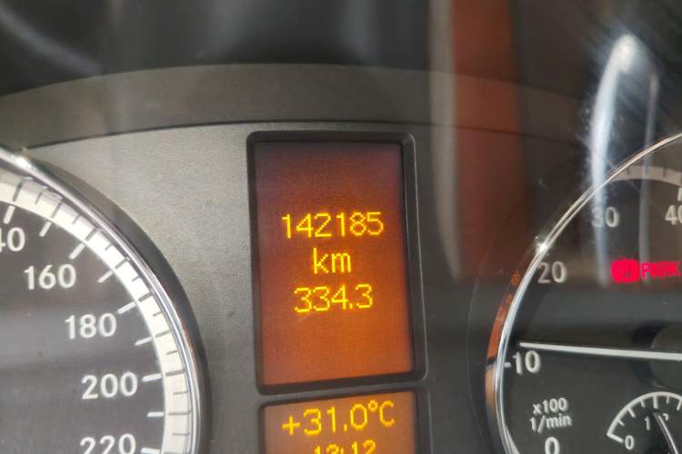 Used Mercedes-Benz Viano 2013 3.0L Comfort Edition Odometer Close Up