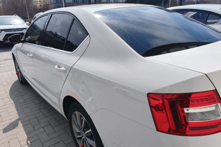 Used Skoda Octavia 2017 Classic Model 1.6L Manual Comfort Edition
