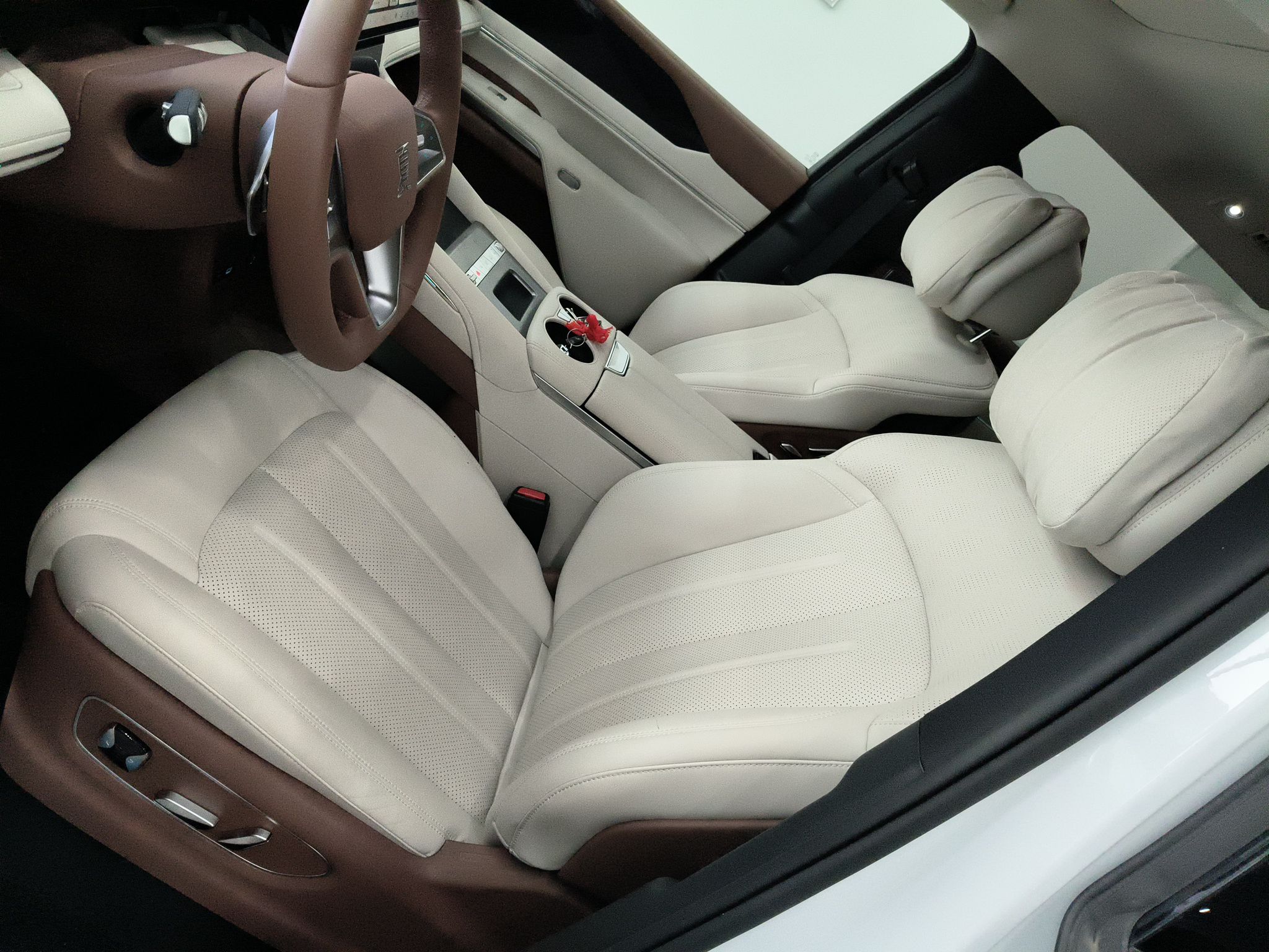 المقاعد الأمامية داخل السيارة