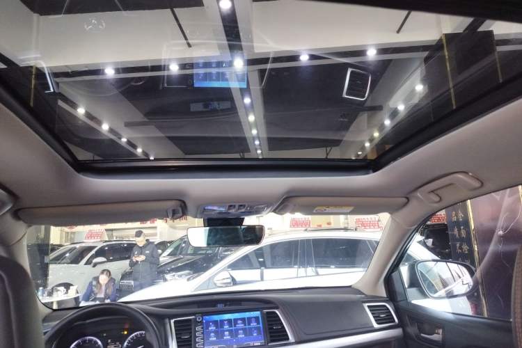 Used Toyota Highlander 2018 2.0T Four-Wheel Drive Luxury Version 7 Seats China VI Standard Headliner