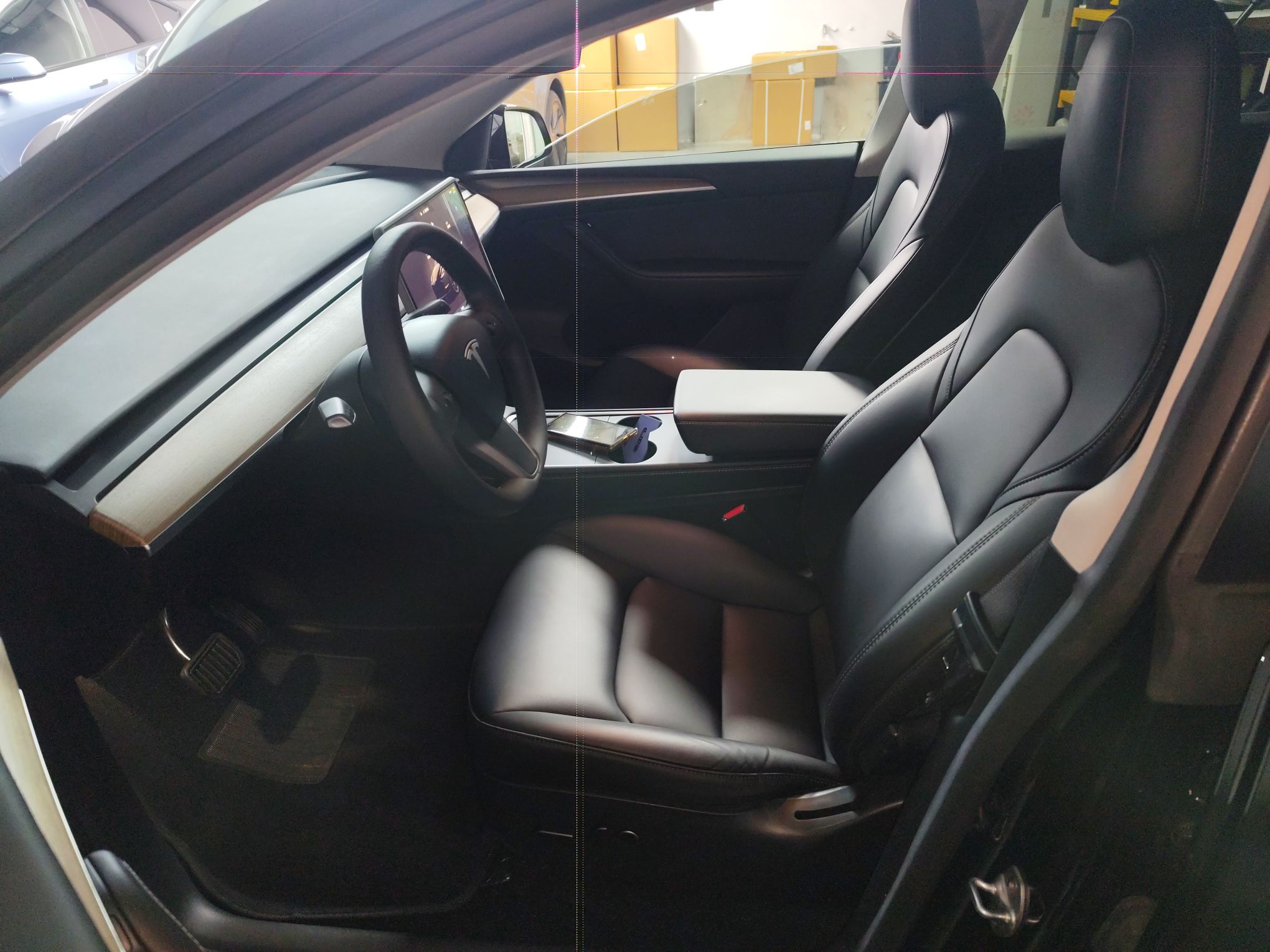 المقاعد الأمامية داخل السيارة