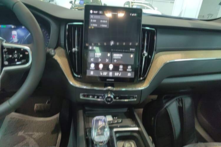 Used Volvo XC60 2026 B5 4x4 Smart Luxury Edition Audio And AC Panel