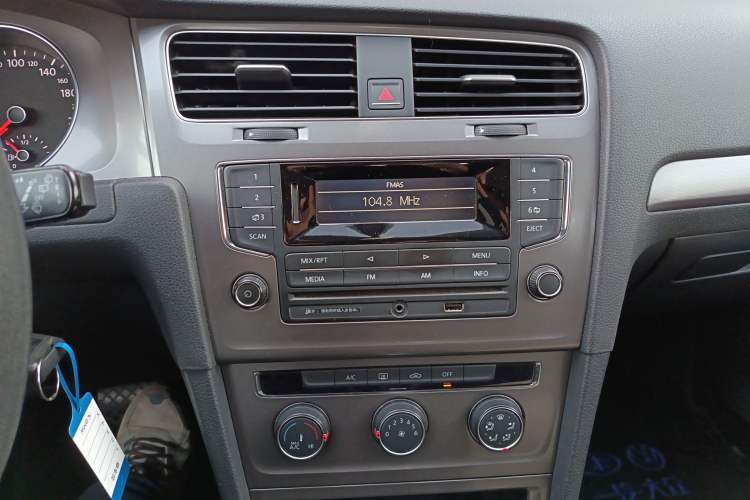 Used Volkswagen Golf 2014 1.6L Automatic Fashion Model Audio And AC Panel