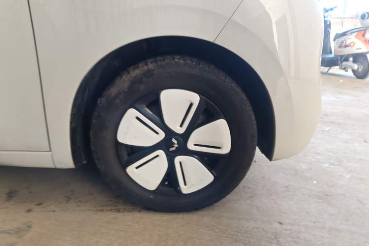Used Wuling Hongguang MINIEV 2025 Four-Door Version Zhenxiang+ Edition Right Front Wheel Hub