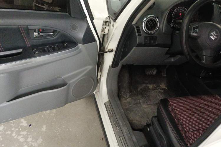 Used Suzuki SX4 2011 Revised Version 1.6L Automatic Comfort Edition Driver Seat