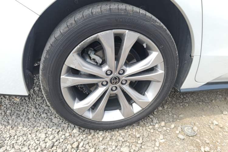 Used Toyota SIENNA 2021 2.5L Hybrid Ultimate Edition Right Rear Wheel Hub