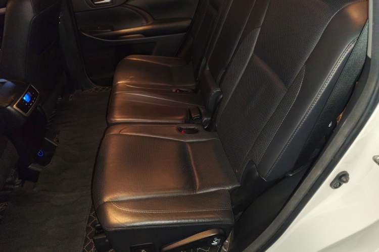 Used Toyota Highlander 2015 2.0T Two-Wheel Drive Luxury Edition 7 Seats Left Rear Seat