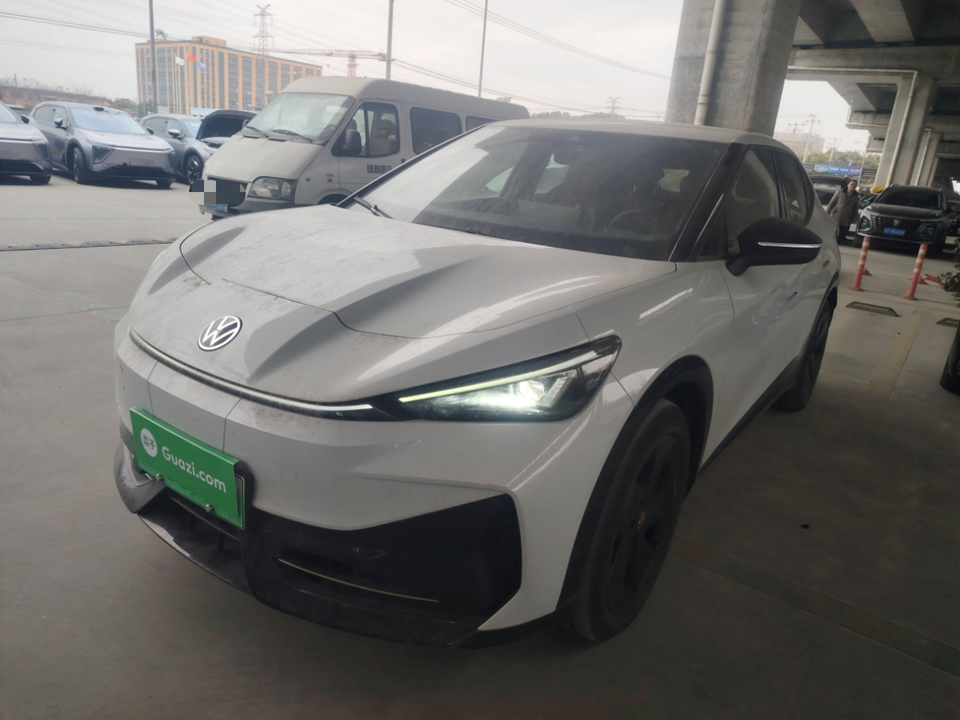 Под передней частью автомобиля