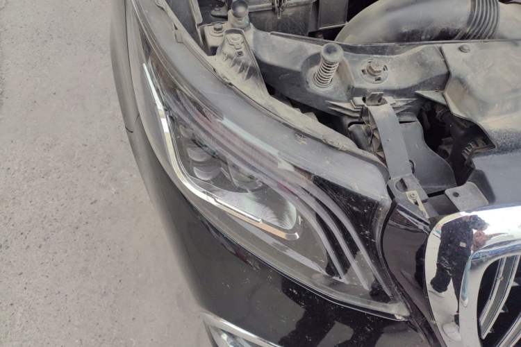 Used Mercedes-Benz Vito 2021 2.0T Elite Version 7 Seats Right Front Headlight