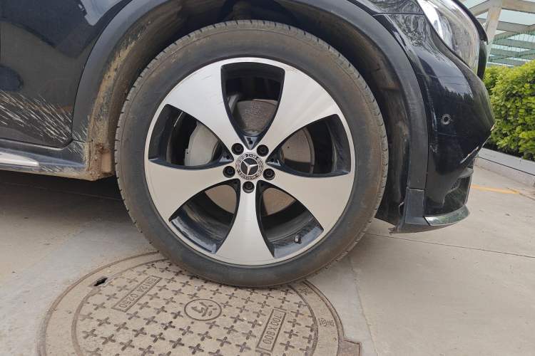 Used Mercedes-Benz GLC 2018 GLC 300 4MATIC Sport Edition Right Front Wheel Hub