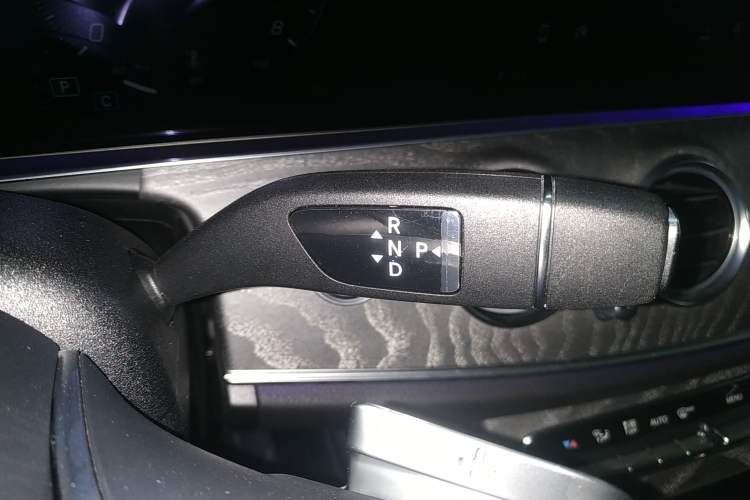 Used Mercedes-Benz E-Class 2022 Updated E 300 L Stylish Edition Gear Lever