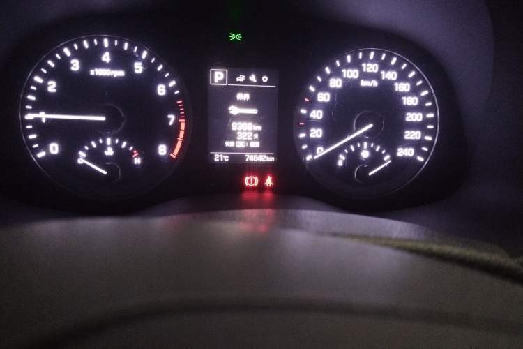 Used Hyundai Tucson 2015 1.6T Dual-Clutch Two-Wheel-Drive Smart Model Odometer Close Up