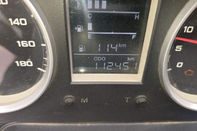 Used Iveco Daily 2020 2.8T V35 Box Truck with Dual Tires Mid-Roof Design 3 Seats Emission Standard China V
