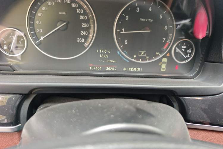 Used BMW 5 Series 2014 520Li Elegant Model Odometer Close Up