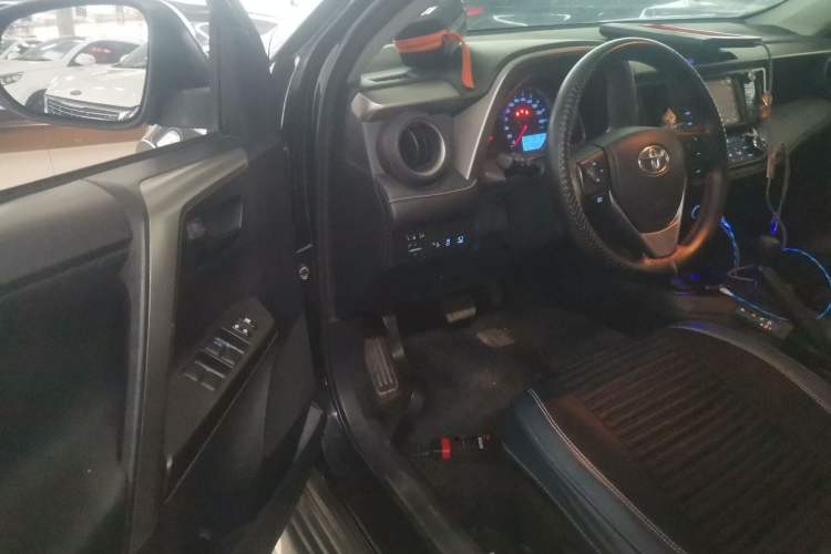 Used Toyota RAV4 2016 2.0L CVT Two-Wheel Drive Fashion Edition China V Standard