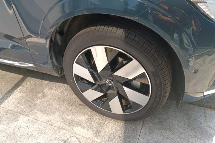 Used Volvo XC60 New Energy 2024 T8 Plug-in Hybrid Long-Range All-Wheel Drive Smart Luxury Edition