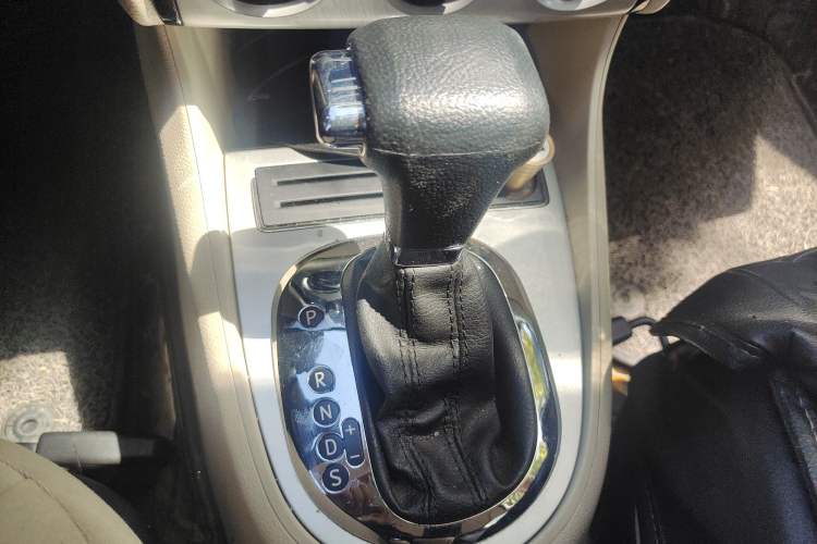 Used Volkswagen Lavida 2011 1.6L Automatic PinYou Edition Gear Lever