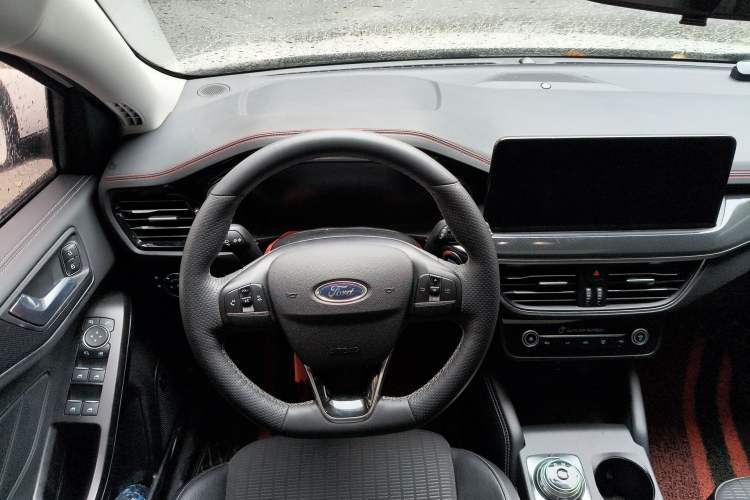 Used Ford Focus 2021 Hatchback EcoBoost 180 Automatic Titanium Edition Steering Wheel