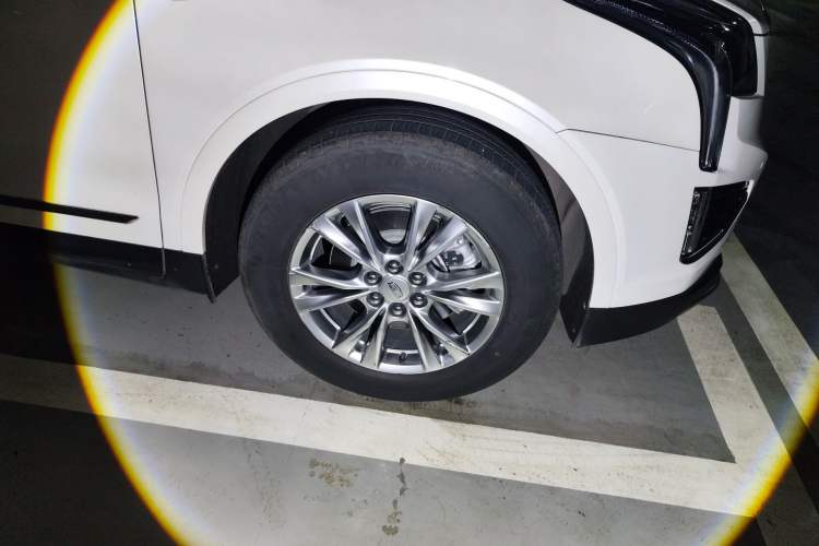 Used Cadillac XT5 2021 28T Luxury Model Right Front Wheel Hub