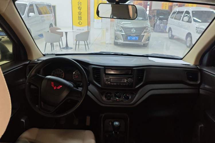 Used Wuling Hongguang V 2022 1.5L Jingqu Edition Electric-Assist LAR Center Console