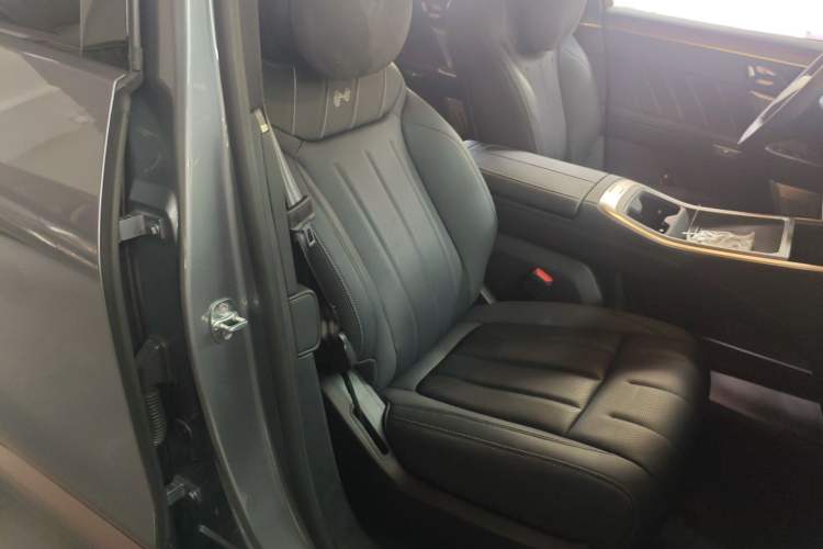 Used ONVO Luxeed L90 2025 Model—Ultra Six-Seater Version
