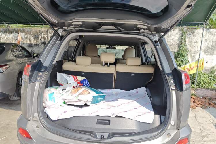 Used Toyota RAV4 2019 2.0L CVT Two-Wheel Drive Luxury Version China VI Standard
