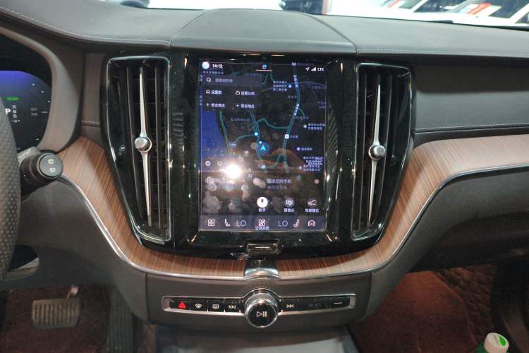 Used Volvo XC60 New Energy 2024 T8 Plug-in Hybrid Long-Range All-Wheel Drive Smart Luxury Edition Audio And AC Panel