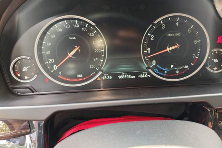 Used BMW X6 2015 xDrive35i Luxury Edition Odometer Close Up