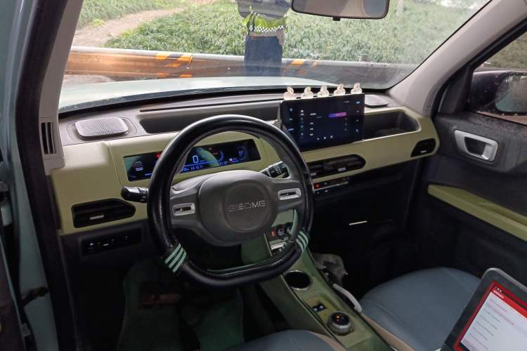 Used Geely Galaxy Panda 2023 Panda Mini 200km Endurance Bear Center Console