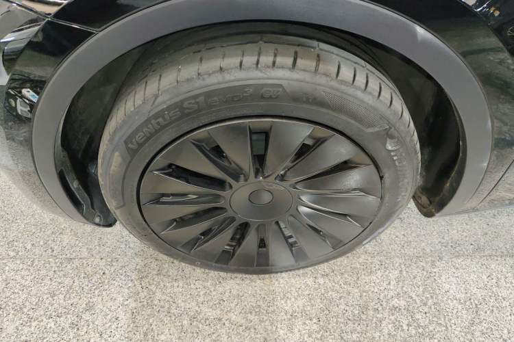 Used Tesla Model Y 2023 Long-Range All-Wheel-Drive Version Left Front Wheel Hub