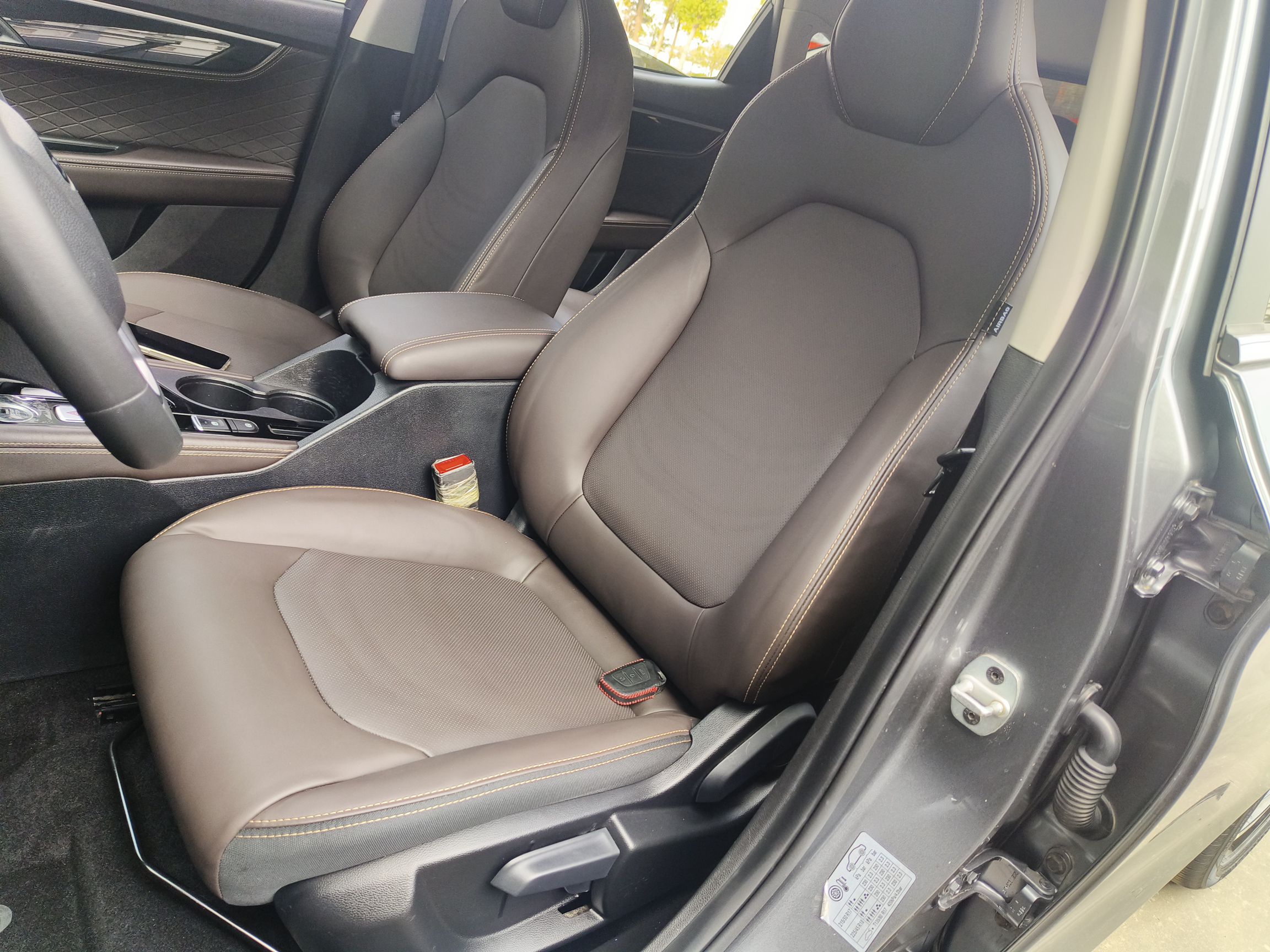 Переднее сиденье в автомобиле