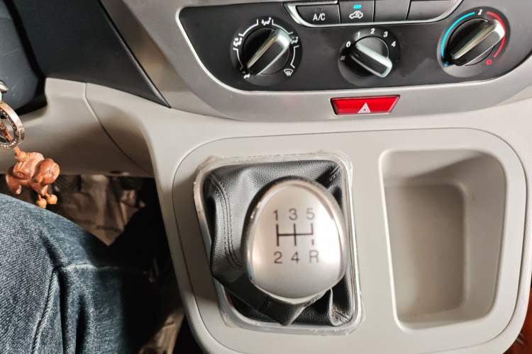 Used JAC Refine M3 2023 PLUS 1.5T 5/7-seat Classic Edition Gear Lever