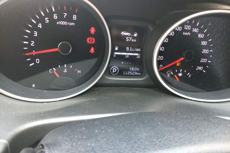 Used Kia Sportage R 2015 2.0L Automatic Two-Wheel Drive DLX Model Odometer Close Up