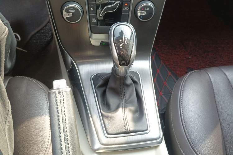 Used Volvo V40 2015 1.6T Zhiyi Edition
