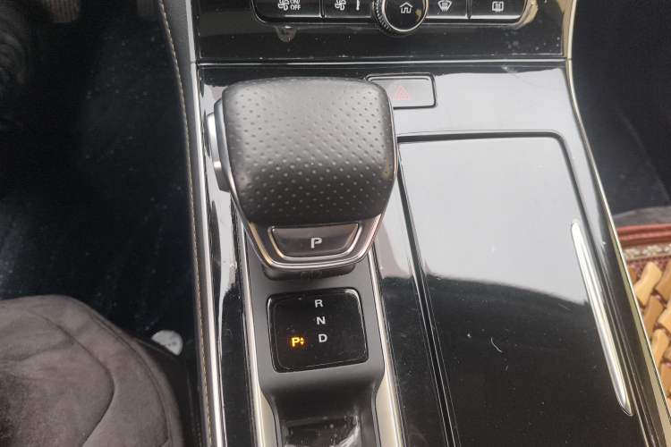 Used Roewe i6 MAX New Energy 2020 1.5T PHEV Cool & Stylish Skyroof Edition Gear Lever