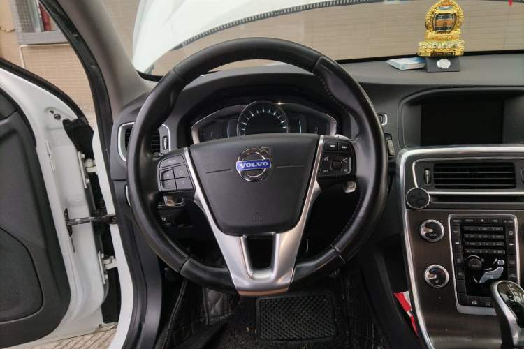 Used Volvo V60 2014 Restyled T5 Zhiya Edition
