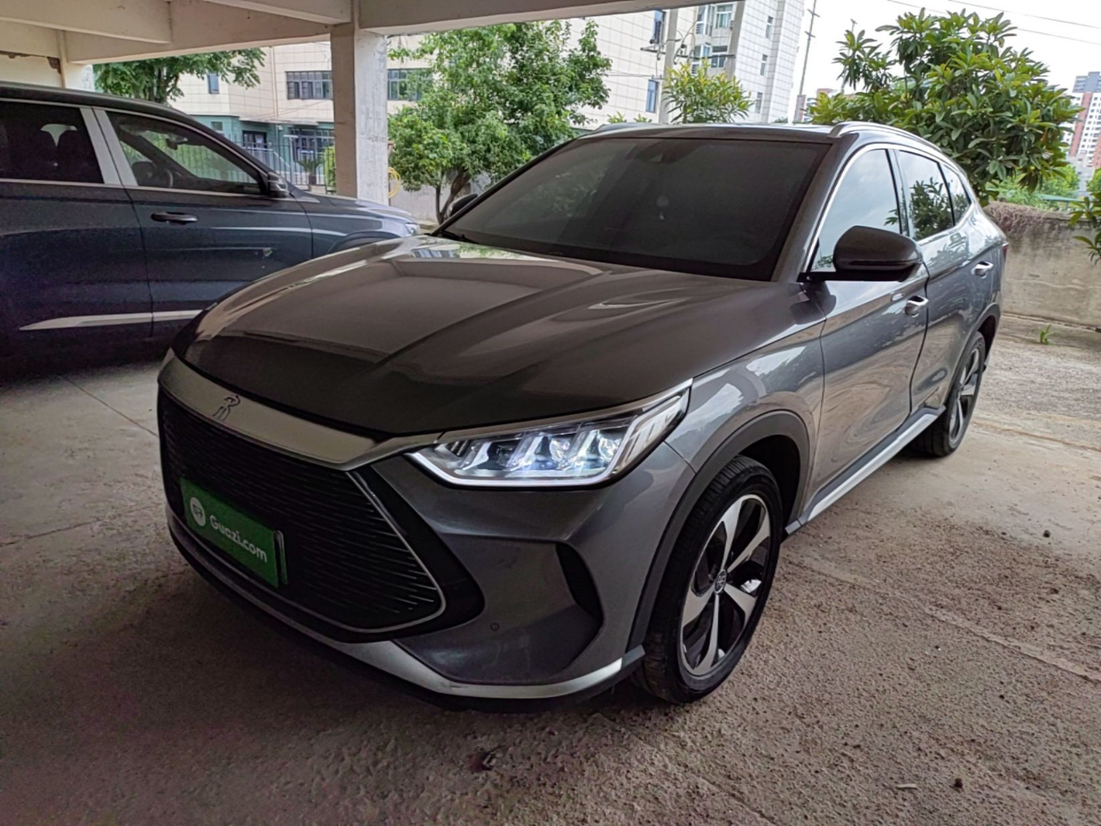 Под передней частью автомобиля