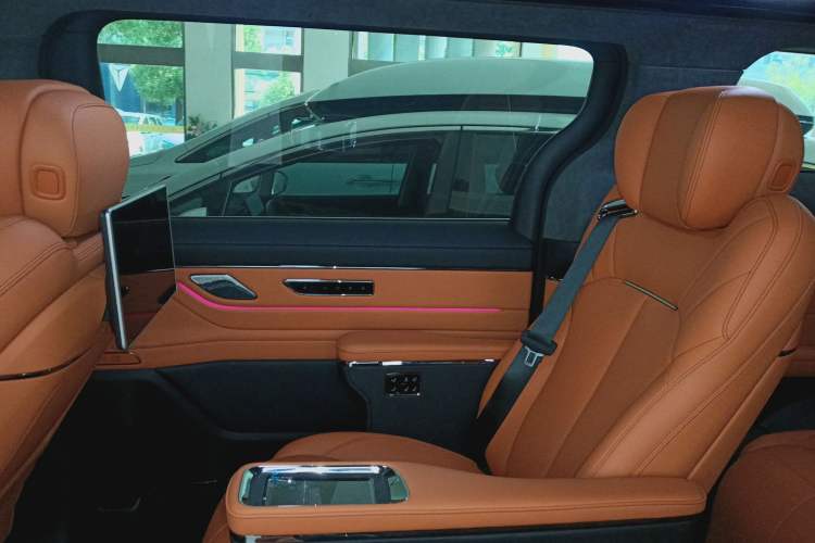 Used Geely Galaxy LEVC L380 2024 140-Degree 6-Seater All-Wheel-Drive Ultra