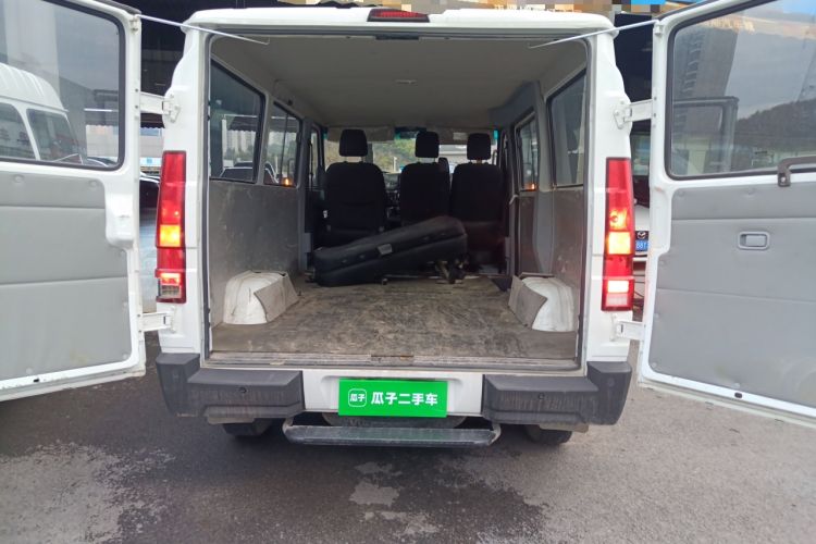 Used Iveco Daily 2023 2.5T A35M1 Short Wheelbase Low-Roof Single-Tire Side-Sliding Door 5-9 Seater Trunk