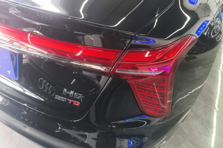 Used Hongqi H5 2023 1.5T DCT Smart Connect Flagship Edition Right Rear Taillight