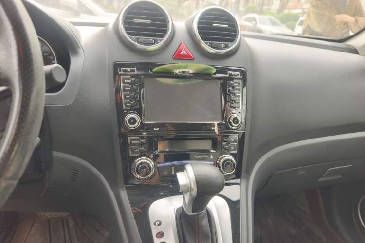 Used Haval H6 2013 Upgraded Model 2.4L Automatic Two-Wheel Drive Elite Version Audio And AC Panel