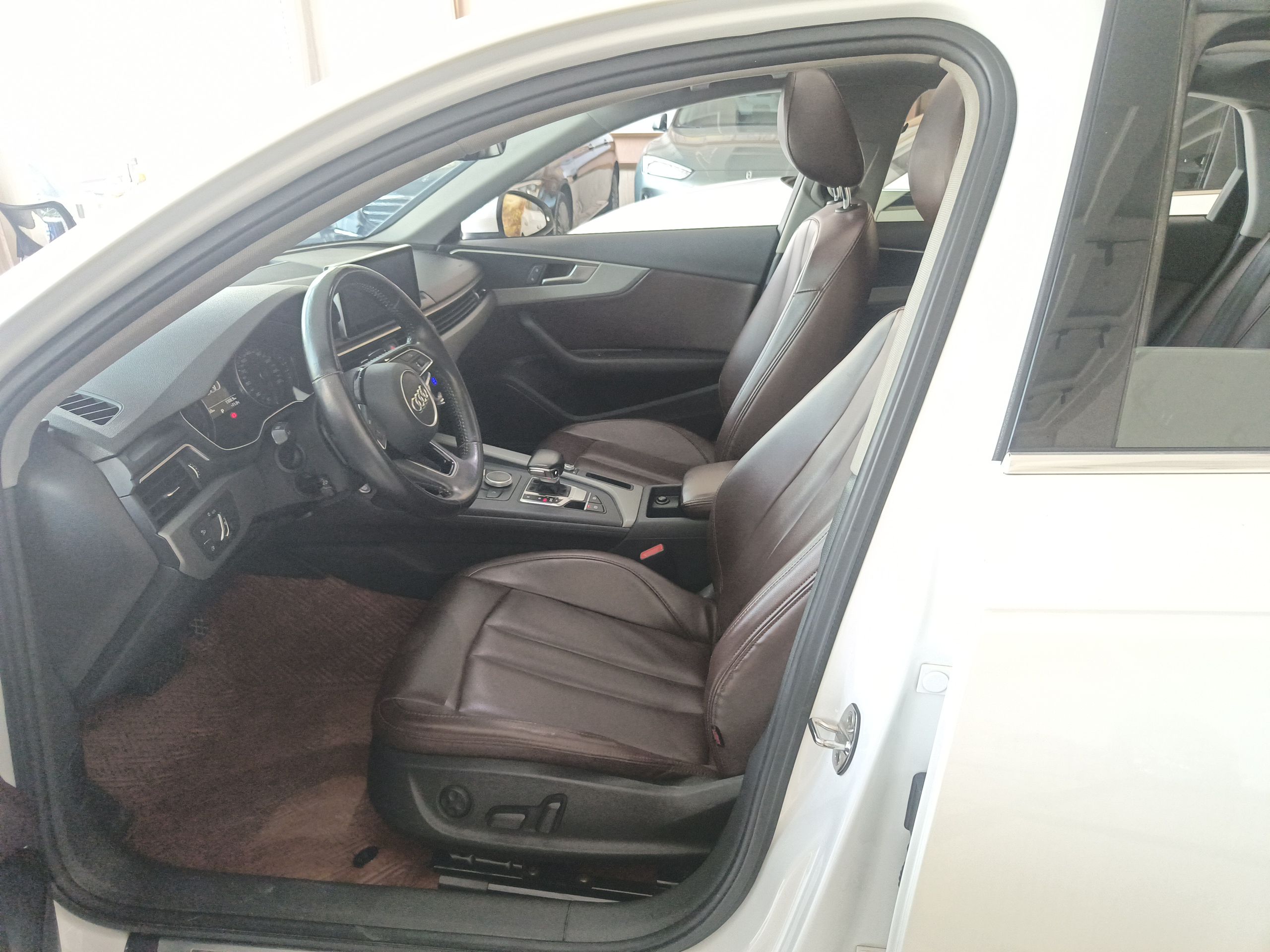 Переднее сиденье в автомобиле