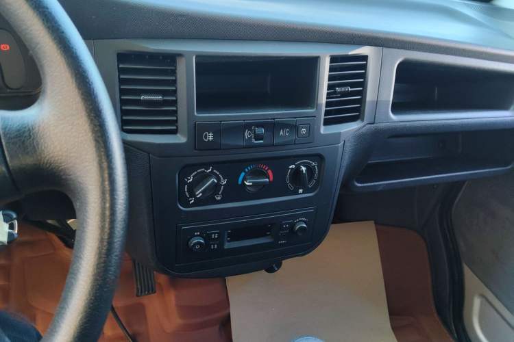 Used Wuling Zhiguang 2023 1.5L Practical Version 5/7 Seats Audio And AC Panel