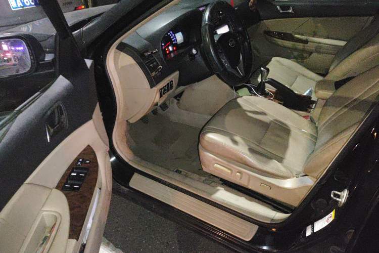 Used BYD G6 2012 2.0L Manual Luxury Version
