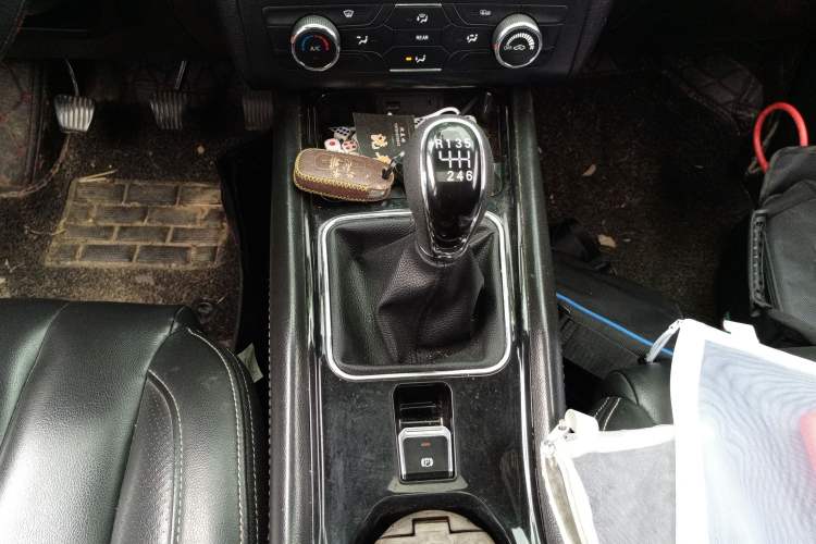 Used Dongfeng Fengon 580 2016 1.5T Manual Luxury Edition Gear Lever