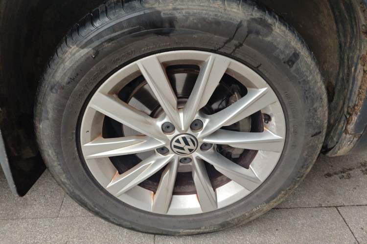 Used Volkswagen Tiguan 2017 300TSI Automatic Two-Wheel Drive Silk Road Comfort Edition Right Front Wheel Hub