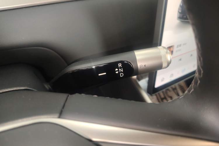 Used ONVO Luxeed L90 2025 Model—Ultra Six-Seater Version Gear Lever