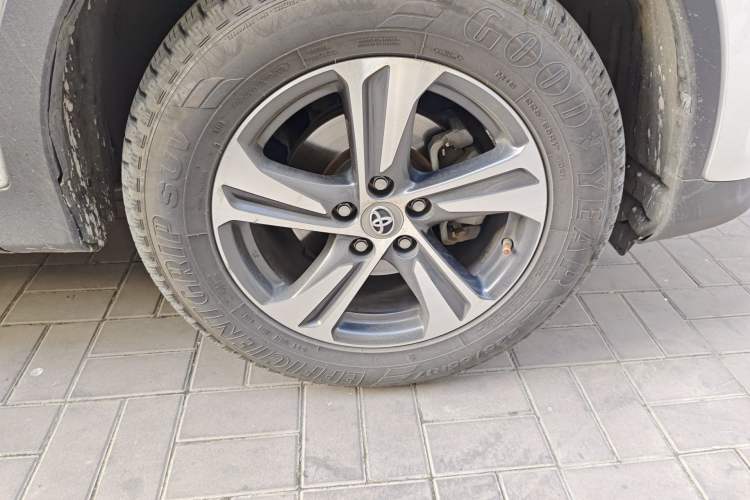 Used Toyota RAV4 2015 2.0L CVT Two-Wheel Drive Fashion Edition Right Front Wheel Hub