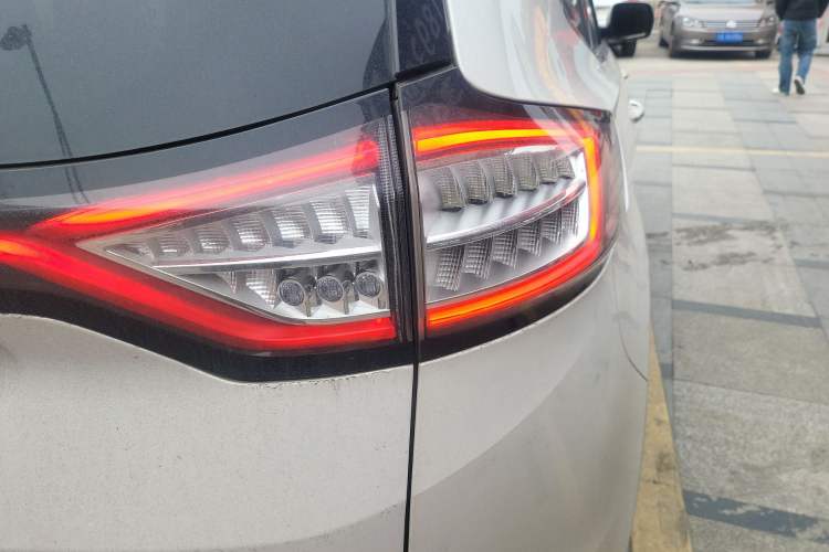 Used Ford Edge 2015 2.0T GTDi Two-Wheel-Drive High-Line Version
