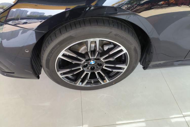 Used BMW 5 Series 2025 525Li M Sport Package Left Front Wheel Hub
